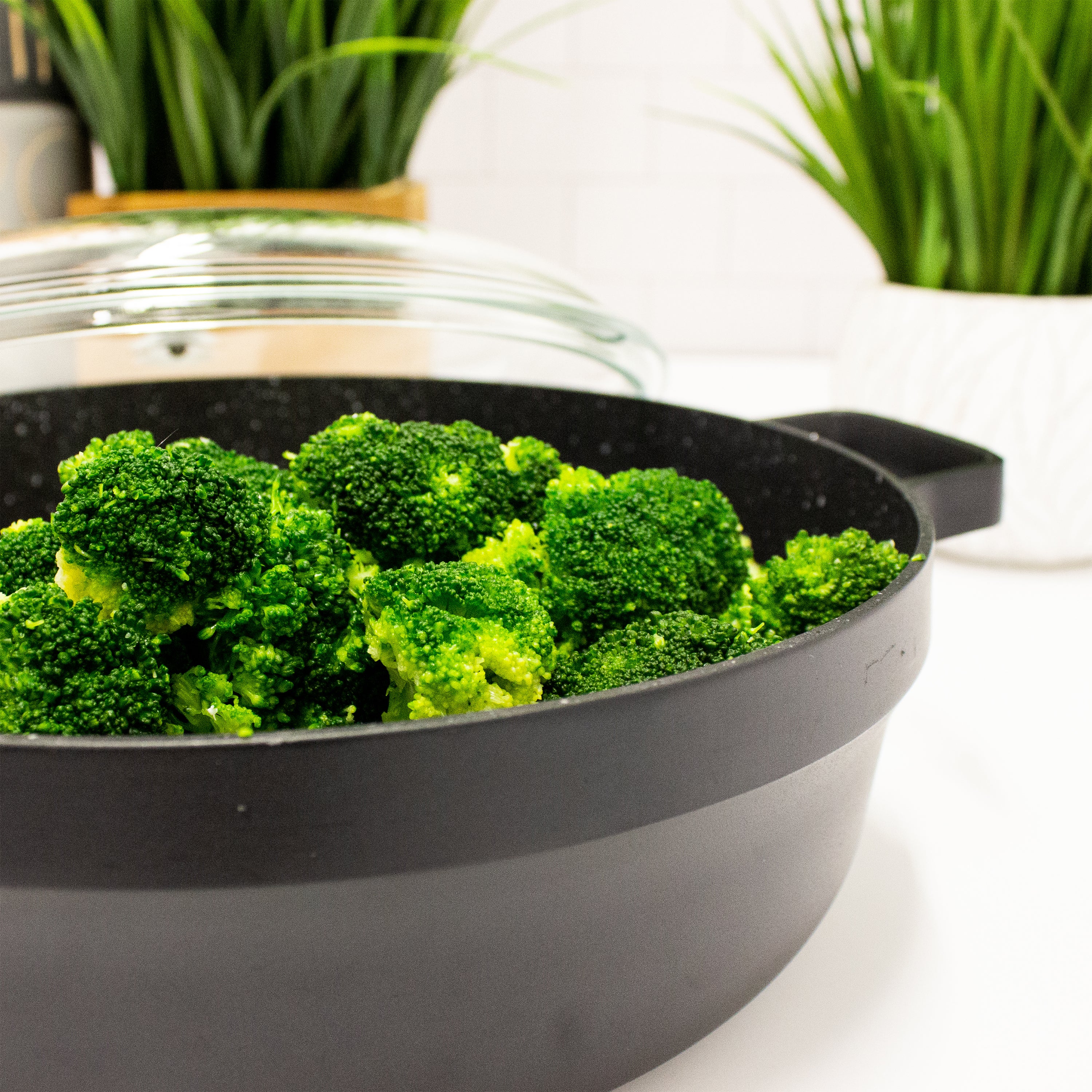 BergHOFF GEM 11" Non-stick Two-Handle Saute Pan 4.9Qt., Black, Glass Lid - Image 6